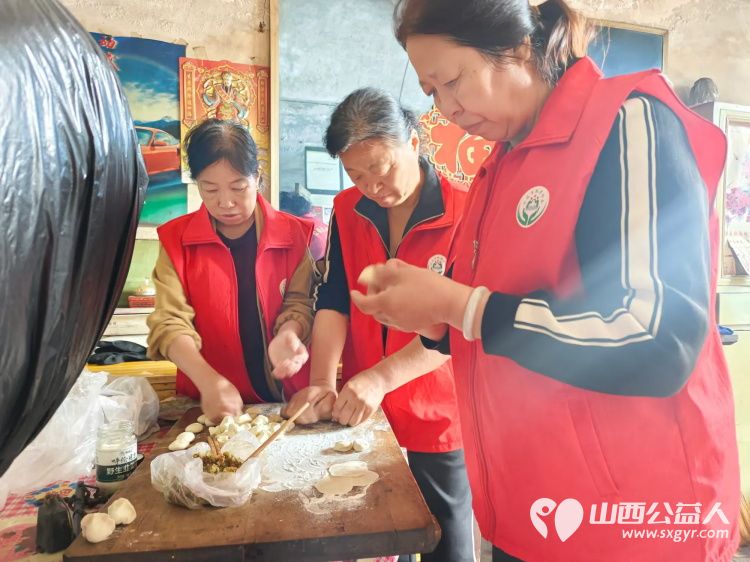 介休市敬老协会敬老助老活动入户83岁特困老人任三女家(现居住在义棠镇师屯南村)为老人打扫室内外卫生做饭包饺子 - 第9张 - 山西公益人 介休市敬老协会敬老助老活动入户83岁特困老人任三女家(现居住在义棠镇师屯南村)为老人打扫室内外卫生做饭包饺子 - 第9张