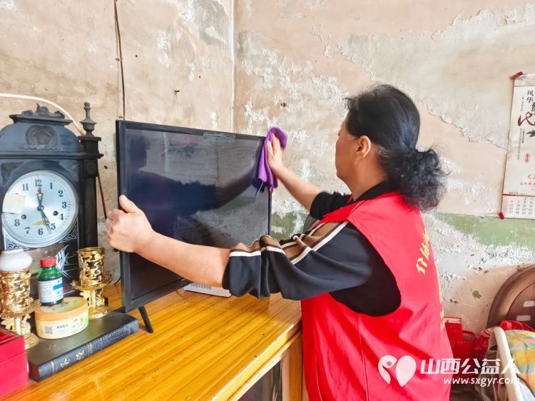 介休市敬老协会敬老助老活动入户83岁特困老人任三女家(现居住在义棠镇师屯南村)为老人打扫室内外卫生做饭包饺子 - 第5张 - 山西公益人 介休市敬老协会敬老助老活动入户83岁特困老人任三女家(现居住在义棠镇师屯南村)为老人打扫室内外卫生做饭包饺子 - 第5张