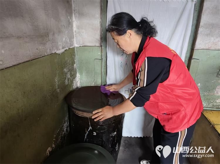 介休市敬老协会敬老助老活动入户83岁特困老人任三女家(现居住在义棠镇师屯南村)为老人打扫室内外卫生做饭包饺子 - 第7张 - 山西公益人 介休市敬老协会敬老助老活动入户83岁特困老人任三女家(现居住在义棠镇师屯南村)为老人打扫室内外卫生做饭包饺子 - 第7张