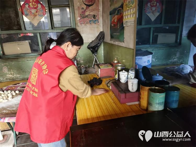 介休市敬老协会敬老助老活动入户83岁特困老人任三女家(现居住在义棠镇师屯南村)为老人打扫室内外卫生做饭包饺子 - 第6张 - 山西公益人 介休市敬老协会敬老助老活动入户83岁特困老人任三女家(现居住在义棠镇师屯南村)为老人打扫室内外卫生做饭包饺子 - 第6张
