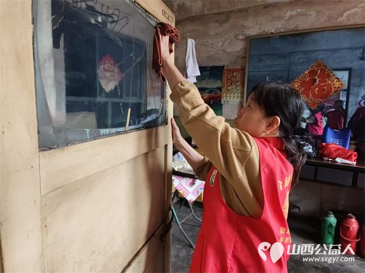 介休市敬老协会敬老助老活动入户83岁特困老人任三女家(现居住在义棠镇师屯南村)为老人打扫室内外卫生做饭包饺子 - 第3张 - 山西公益人 介休市敬老协会敬老助老活动入户83岁特困老人任三女家(现居住在义棠镇师屯南村)为老人打扫室内外卫生做饭包饺子 - 第3张