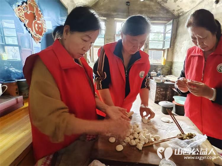 介休市敬老协会敬老助老活动入户83岁特困老人任三女家(现居住在义棠镇师屯南村)为老人打扫室内外卫生做饭包饺子 - 第8张 - 山西公益人 介休市敬老协会敬老助老活动入户83岁特困老人任三女家(现居住在义棠镇师屯南村)为老人打扫室内外卫生做饭包饺子 - 第8张