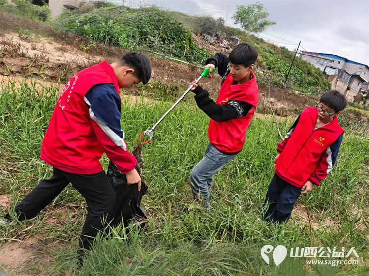 关爱河湖保护石楼屈产河 石楼县青年志愿者协会组织志愿者参加保护石楼屈产河净滩行动 - 第9张