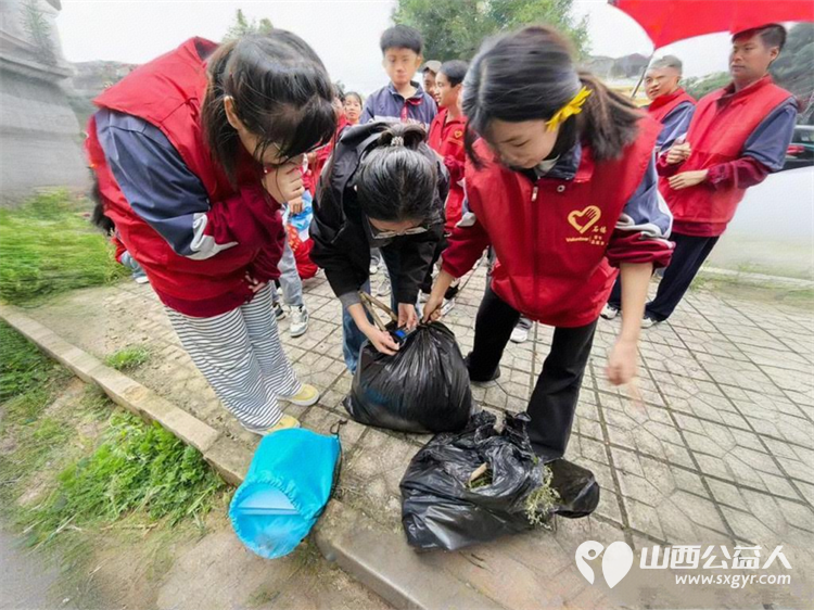 关爱河湖保护石楼屈产河 石楼县青年志愿者协会组织志愿者参加保护石楼屈产河净滩行动 - 第8张
