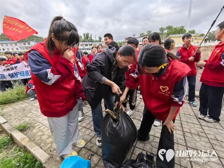 关爱河湖保护石楼屈产河 石楼县青年志愿者协会组织志愿者参加保护石楼屈产河净滩行动 - 第5张