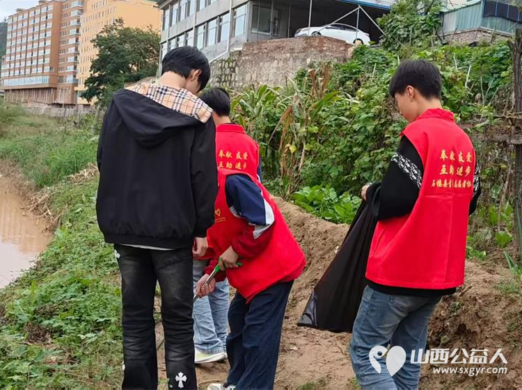 关爱河湖保护石楼屈产河 石楼县青年志愿者协会组织志愿者参加保护石楼屈产河净滩行动 - 第7张