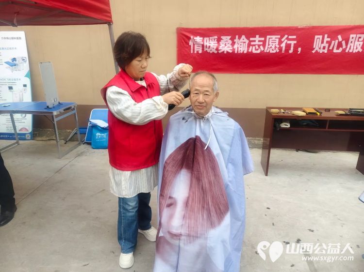 志愿服务进社区健康活动暖人心----介休市敬老协会志愿者2025年9月18日走进介休市西关街道绵山北街社区为社区所有老人们爱心理发义诊 - 第32张