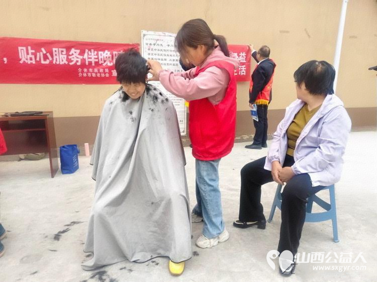 志愿服务进社区健康活动暖人心----介休市敬老协会志愿者2025年9月18日走进介休市西关街道绵山北街社区为社区所有老人们爱心理发义诊 - 第31张