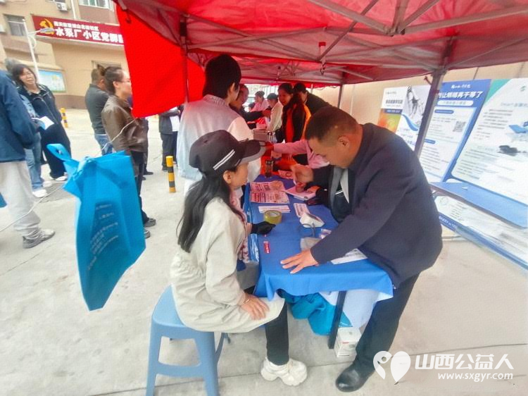 志愿服务进社区健康活动暖人心----介休市敬老协会志愿者2025年9月18日走进介休市西关街道绵山北街社区为社区所有老人们爱心理发义诊 - 第27张