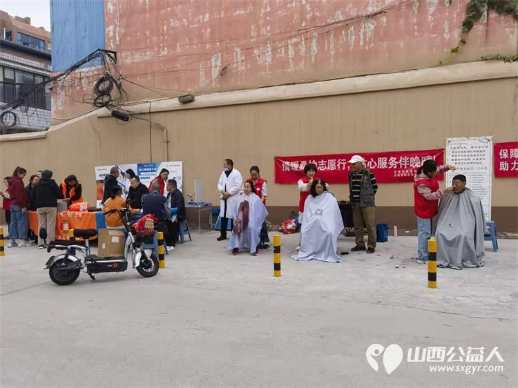 志愿服务进社区健康活动暖人心----介休市敬老协会志愿者2025年9月18日走进介休市西关街道绵山北街社区为社区所有老人们爱心理发义诊 - 第6张