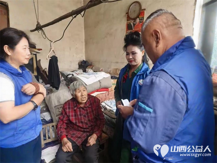 愛在流淌 长治市小雨点公益志愿者协会来到了潞州区北石槽村看望了八十多岁的秦年根夫妇 - 第6张 - 山西公益人 愛在流淌 长治市小雨点公益志愿者协会来到了潞州区北石槽村看望了八十多岁的秦年根夫妇 - 第6张