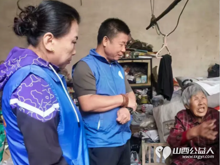 愛在流淌 长治市小雨点公益志愿者协会来到了潞州区北石槽村看望了八十多岁的秦年根夫妇 - 第3张 - 山西公益人 愛在流淌 长治市小雨点公益志愿者协会来到了潞州区北石槽村看望了八十多岁的秦年根夫妇 - 第3张