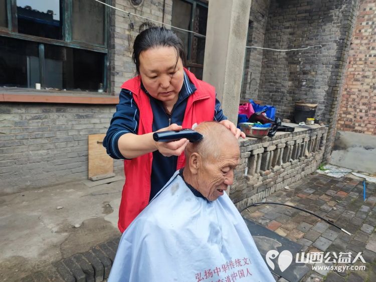 介休市敬老协会敬老助老活动2025年9月20日走进绵山镇靳凌村为60岁以上所有老人们爱心理发义诊 - 第4张 - 山西公益人 介休市敬老协会敬老助老活动2025年9月20日走进绵山镇靳凌村为60岁以上所有老人们爱心理发义诊 - 第4张