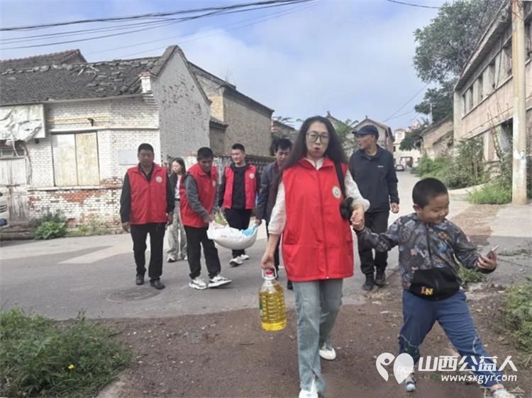 真情帮扶暖人心 上党区义工协会组织志愿者走访西火村慰问困难户活动给困难家庭送去米面油等慰问品 - 第14张