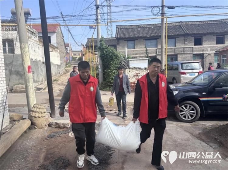 真情帮扶暖人心 上党区义工协会组织志愿者走访西火村慰问困难户活动给困难家庭送去米面油等慰问品 - 第16张