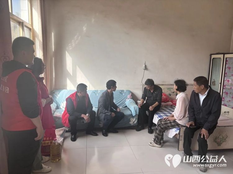 真情帮扶暖人心 上党区义工协会组织志愿者走访西火村慰问困难户活动给困难家庭送去米面油等慰问品 - 第13张