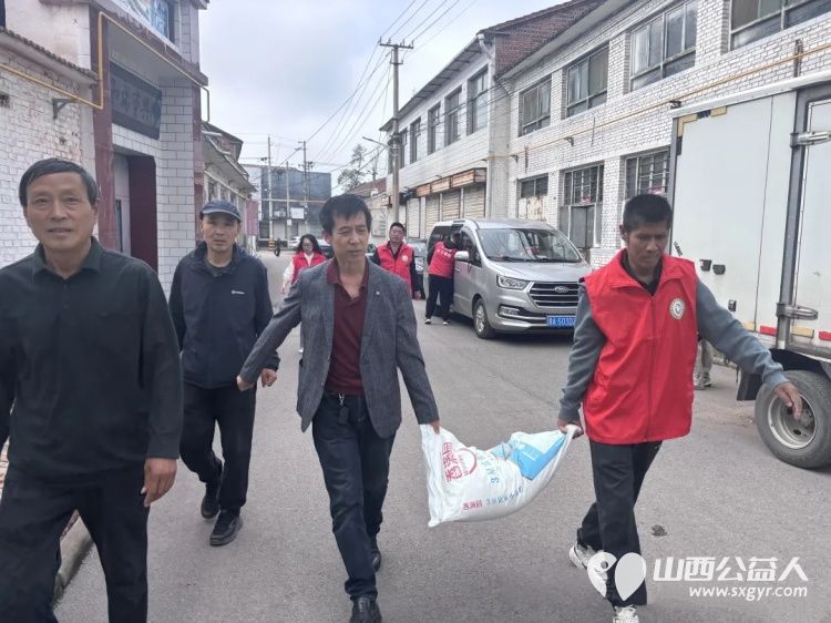 真情帮扶暖人心 上党区义工协会组织志愿者走访西火村慰问困难户活动给困难家庭送去米面油等慰问品 - 第15张