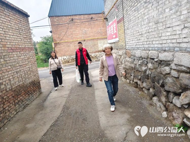 弘扬敬老美德共庆中秋佳节（纪实三）2025年9月22日介休市敬老协会给洪山镇、连福镇、义安镇、西南街道光明路社区70岁以上低保老人每人赠送20斤精粉2斤五仁月饼 - 第2张