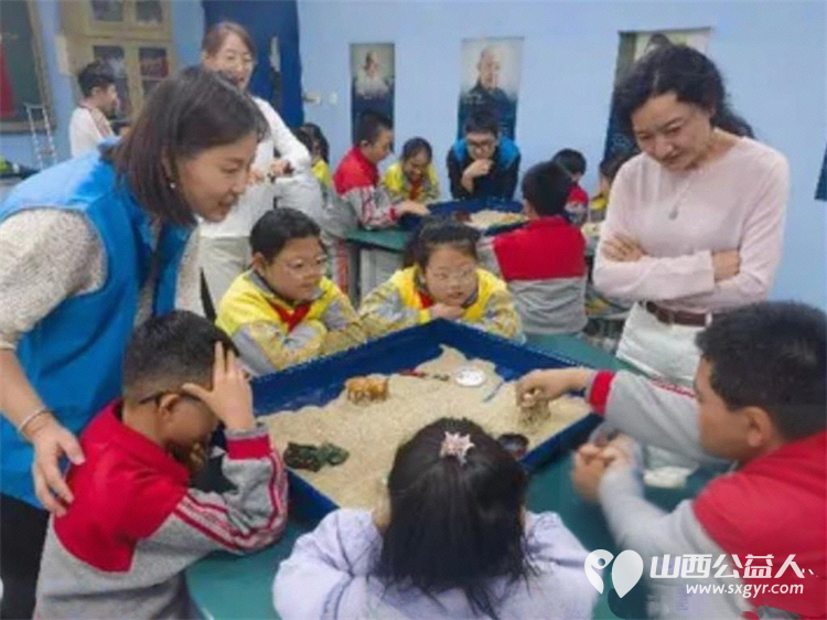 心上的中国·2025健心阳光心理科普志愿服务三晋行----山西人人心理健康志愿服务队走进兴华街第二小学点燃青少年科学梦想 - 第9张 - 山西公益人 心上的中国·2025健心阳光心理科普志愿服务三晋行----山西人人心理健康志愿服务队走进兴华街第二小学点燃青少年科学梦想 - 第9张