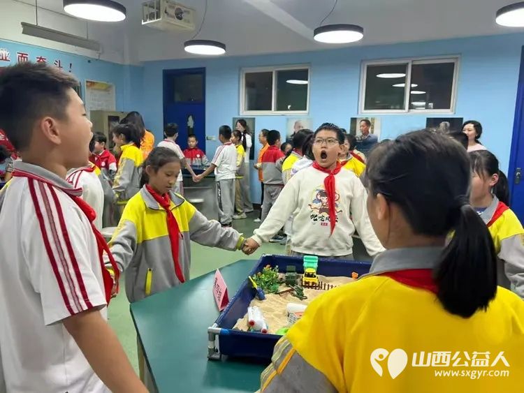 心上的中国·2025健心阳光心理科普志愿服务三晋行----山西人人心理健康志愿服务队走进兴华街第二小学点燃青少年科学梦想 - 第8张 - 山西公益人 心上的中国·2025健心阳光心理科普志愿服务三晋行----山西人人心理健康志愿服务队走进兴华街第二小学点燃青少年科学梦想 - 第8张