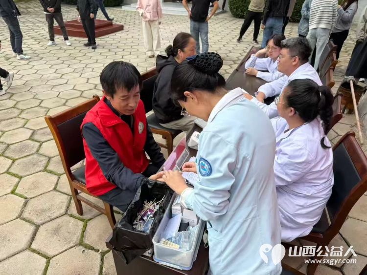 爱心义诊进社区公益理发暖人心----上党区义工协会志愿者面向横河村居民提供免费义诊和理发服务将志愿服务工作延伸到百姓家门口 - 第4张 - 山西公益人 爱心义诊进社区公益理发暖人心----上党区义工协会志愿者面向横河村居民提供免费义诊和理发服务将志愿服务工作延伸到百姓家门口 - 第4张