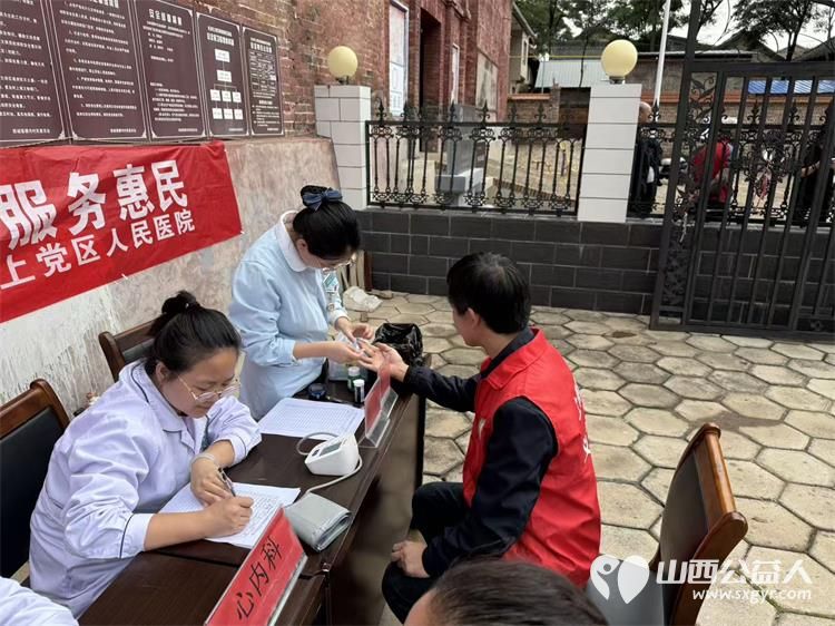 爱心义诊进社区公益理发暖人心----上党区义工协会志愿者面向横河村居民提供免费义诊和理发服务将志愿服务工作延伸到百姓家门口 - 第5张 - 山西公益人 爱心义诊进社区公益理发暖人心----上党区义工协会志愿者面向横河村居民提供免费义诊和理发服务将志愿服务工作延伸到百姓家门口 - 第5张