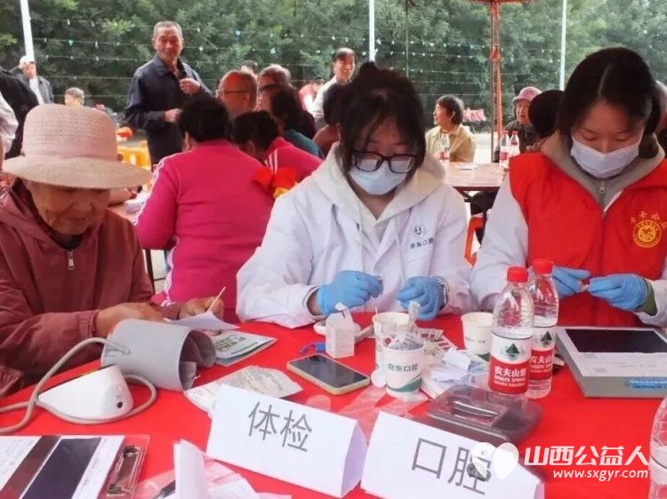 国庆中秋双节传情暖乡村公益同行护夕阳----寿阳县卡卡公益携手山西鼎盛源煤层气股份有限公司走进寿阳县草沟村80袋白面发放给高龄老人 - 第5张