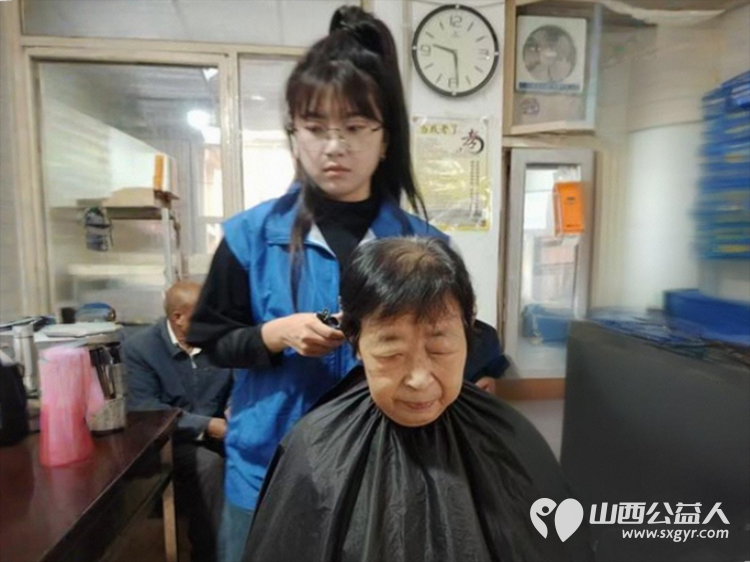 长治市小雨点公益志愿者协会志愿者如约而至来到雨花斋二部十年如一日坚持为老人义务理发义务帮厨 - 第12张