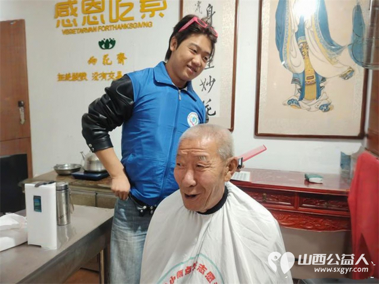 长治市小雨点公益志愿者协会志愿者如约而至来到雨花斋二部十年如一日坚持为老人义务理发义务帮厨 - 第11张