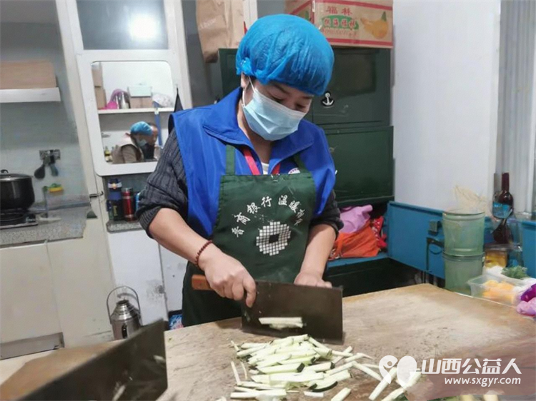 长治市小雨点公益志愿者协会志愿者如约而至来到雨花斋二部十年如一日坚持为老人义务理发义务帮厨 - 第4张