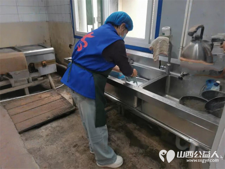 长治市小雨点公益志愿者协会志愿者如约而至来到雨花斋二部十年如一日坚持为老人义务理发义务帮厨 - 第3张