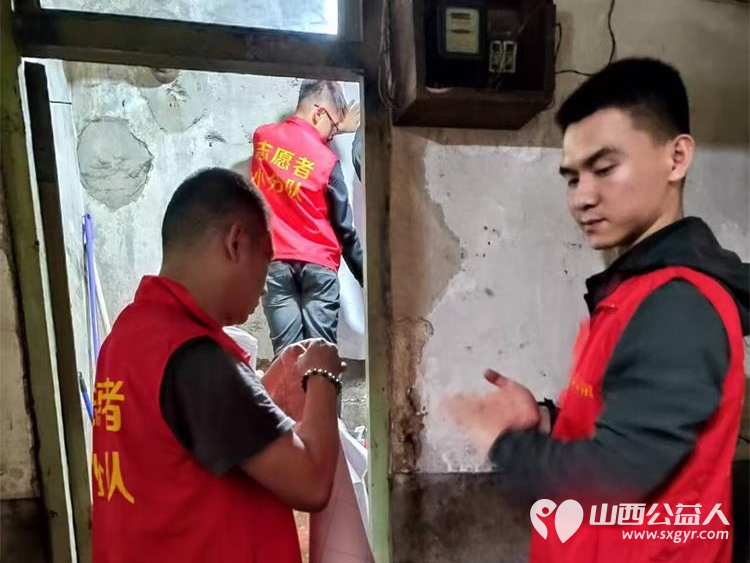 指尖拂尘温暖入心----太原市志愿者小分队志愿者帮助失孤老人家居整改爱心活动有感 - 第16张