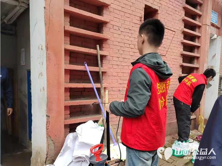 指尖拂尘温暖入心----太原市志愿者小分队志愿者帮助失孤老人家居整改爱心活动有感 - 第20张