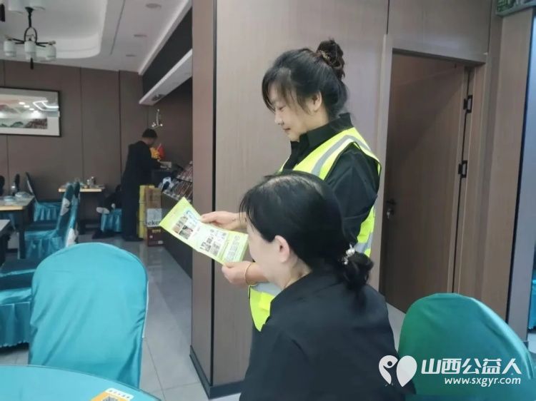 国庆中秋双节临近护民生 忻州市环保志愿者协会志愿者走进古城西门外餐饮区筑牢食安防线 - 第5张 - 山西公益人 国庆中秋双节临近护民生 忻州市环保志愿者协会志愿者走进古城西门外餐饮区筑牢食安防线 - 第5张
