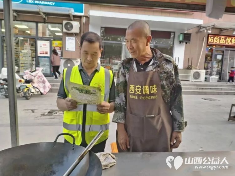 国庆中秋双节临近护民生 忻州市环保志愿者协会志愿者走进古城西门外餐饮区筑牢食安防线 - 第2张 - 山西公益人 国庆中秋双节临近护民生 忻州市环保志愿者协会志愿者走进古城西门外餐饮区筑牢食安防线 - 第2张