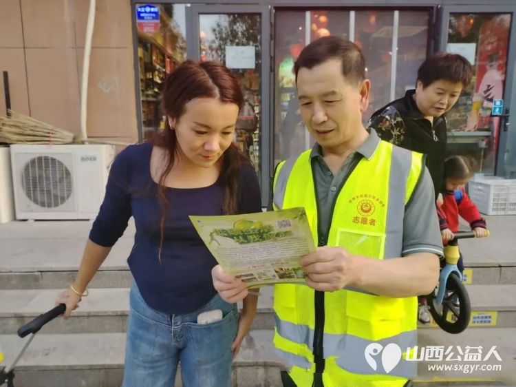 国庆中秋双节临近护民生 忻州市环保志愿者协会志愿者走进古城西门外餐饮区筑牢食安防线 - 第3张 - 山西公益人 国庆中秋双节临近护民生 忻州市环保志愿者协会志愿者走进古城西门外餐饮区筑牢食安防线 - 第3张
