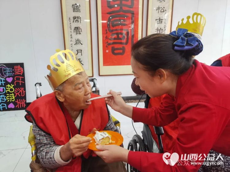 与国同庆迎华诞共贺生辰暖银发----太原市杏花岭区比家美慈爱养护院十月集体生日会与祖国一同见证更多美好岁月 - 第9张 - 山西公益人 与国同庆迎华诞共贺生辰暖银发----太原市杏花岭区比家美慈爱养护院十月集体生日会与祖国一同见证更多美好岁月 - 第9张