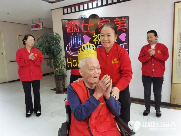 与国同庆迎华诞共贺生辰暖银发----太原市杏花岭区比家美慈爱养护院十月集体生日会与祖国一同见证更多美好岁月 - 第7张 - 山西公益人 与国同庆迎华诞共贺生辰暖银发----太原市杏花岭区比家美慈爱养护院十月集体生日会与祖国一同见证更多美好岁月 - 第7张