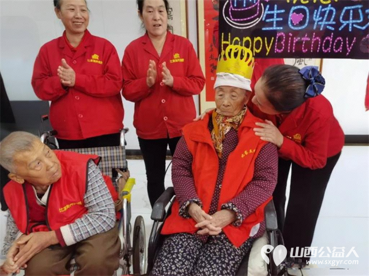与国同庆迎华诞共贺生辰暖银发----太原市杏花岭区比家美慈爱养护院十月集体生日会与祖国一同见证更多美好岁月 - 第5张 - 山西公益人 与国同庆迎华诞共贺生辰暖银发----太原市杏花岭区比家美慈爱养护院十月集体生日会与祖国一同见证更多美好岁月 - 第5张