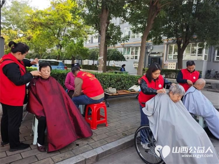 志愿服务进社区健康活动暖人心----介休市敬老协会志愿者2025年9月24日走进西南街道南河沿街社区为社区所有老人们爱心理发义诊按摩理疗 - 第3张