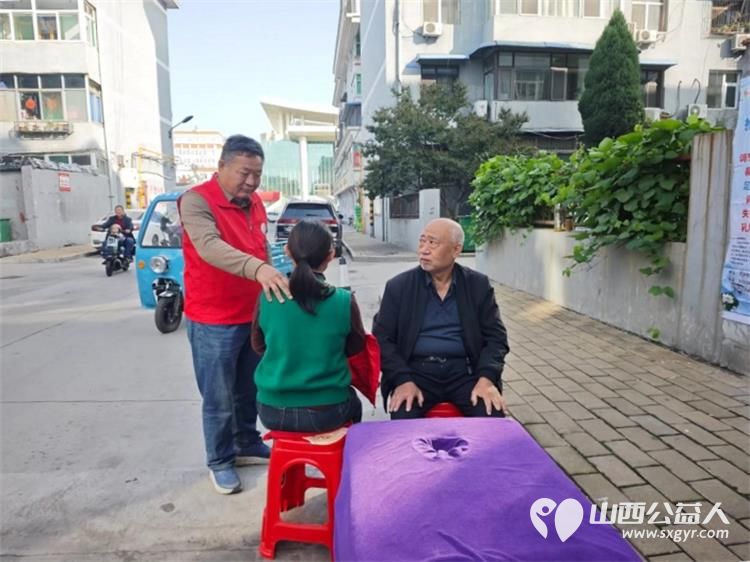 志愿服务进社区健康活动暖人心----介休市敬老协会志愿者2025年9月24日走进西南街道南河沿街社区为社区所有老人们爱心理发义诊按摩理疗 - 第15张