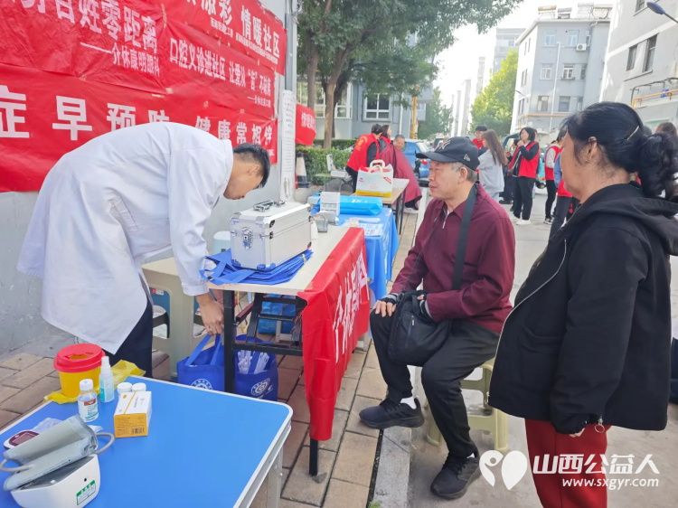 志愿服务进社区健康活动暖人心----介休市敬老协会志愿者2025年9月24日走进西南街道南河沿街社区为社区所有老人们爱心理发义诊按摩理疗 - 第13张