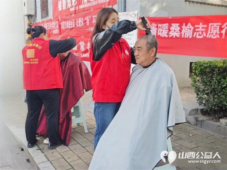 志愿服务进社区健康活动暖人心----介休市敬老协会志愿者2025年9月24日走进西南街道南河沿街社区为社区所有老人们爱心理发义诊按摩理疗 - 第9张