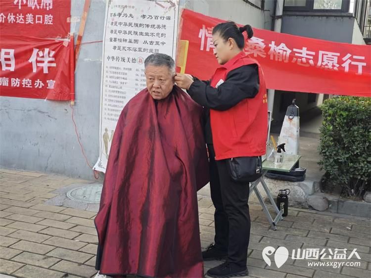 志愿服务进社区健康活动暖人心----介休市敬老协会志愿者2025年9月24日走进西南街道南河沿街社区为社区所有老人们爱心理发义诊按摩理疗 - 第8张