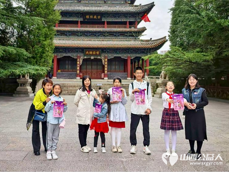 太原市龙城义工组织小志愿者在国庆节朗诵出对祖国的热爱这是属于小志愿者的国庆仪式感 - 第3张 - 山西公益人 太原市龙城义工组织小志愿者在国庆节朗诵出对祖国的热爱这是属于小志愿者的国庆仪式感 - 第3张