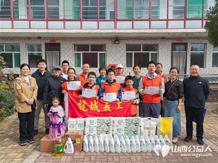 国庆节中秋节太原市龙城义工10月3日去寿阳天天养老院关爱老人活动和老人们一起高高兴兴地过两节 - 第1张 - 山西公益人 国庆节中秋节太原市龙城义工10月3日去寿阳天天养老院关爱老人活动和老人们一起高高兴兴地过两节 - 第1张