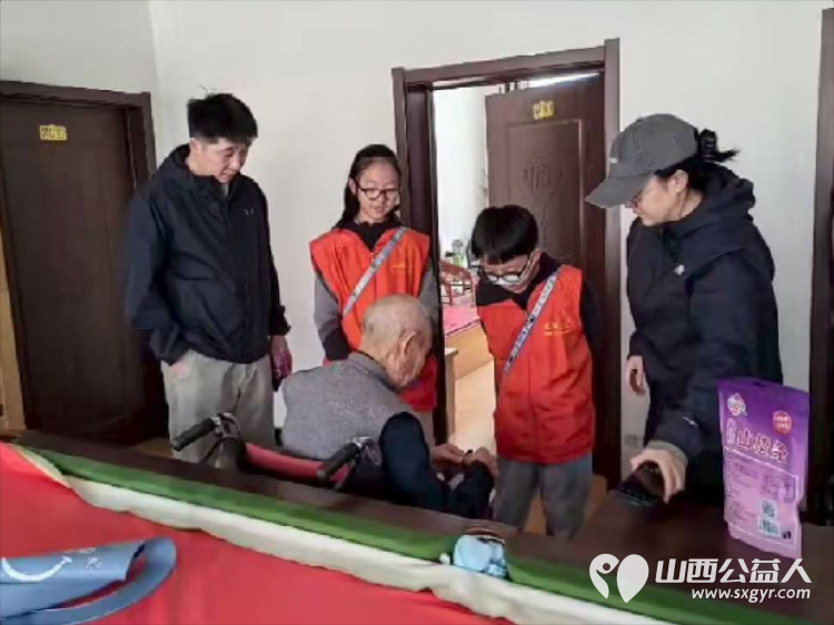 国庆节中秋节太原市龙城义工10月3日去寿阳天天养老院关爱老人活动和老人们一起高高兴兴地过两节 - 第5张 - 山西公益人 国庆节中秋节太原市龙城义工10月3日去寿阳天天养老院关爱老人活动和老人们一起高高兴兴地过两节 - 第5张