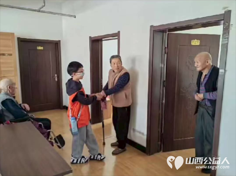 国庆节中秋节太原市龙城义工10月3日去寿阳天天养老院关爱老人活动和老人们一起高高兴兴地过两节 - 第4张 - 山西公益人 国庆节中秋节太原市龙城义工10月3日去寿阳天天养老院关爱老人活动和老人们一起高高兴兴地过两节 - 第4张