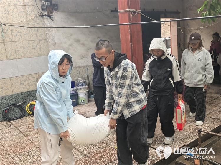 善举获肯定双节倍暖心 文水县爱心帮扶志愿者协会带着对行善者的敬意与关怀去往行善者梁瑛的家中赠送1000元慰问金及价值200元的米面油等生活必需品 - 第3张 - 山西公益人 善举获肯定双节倍暖心 文水县爱心帮扶志愿者协会带着对行善者的敬意与关怀去往行善者梁瑛的家中赠送1000元慰问金及价值200元的米面油等生活必需品 - 第3张