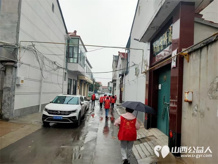 屯留正能量公益协会爱心志愿者们冒雨深入西丰宜村和东街村看望慰问残疾老人家庭及德高望重的人民教师并送上节日最美好的祝福 - 第4张 - 山西公益人 屯留正能量公益协会爱心志愿者们冒雨深入西丰宜村和东街村看望慰问残疾老人家庭及德高望重的人民教师并送上节日最美好的祝福 - 第4张